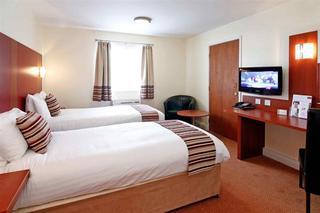Mercure Swindon East Hotel And Spa Exterior photo